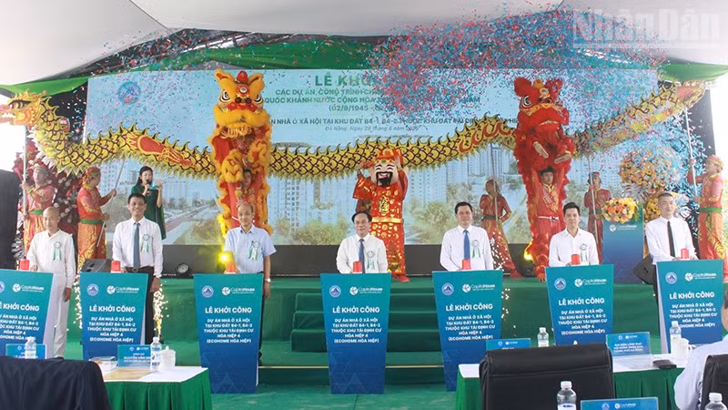 Đại biểu thực hiện nghi thức khởi công.