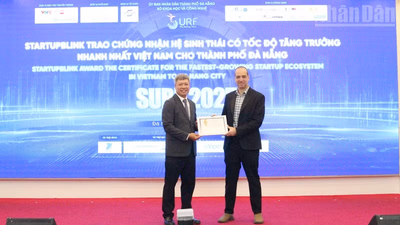 Trao chứng nhận "Hệ sinh thái tăng trưởng nhanh nhất Việt Nam" cho thành phố Đà Nẵng.