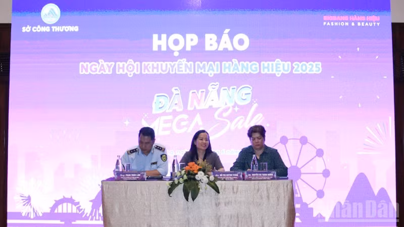 Họp báo thông tin về Ngày hội khuyến mại hàng hiệu.