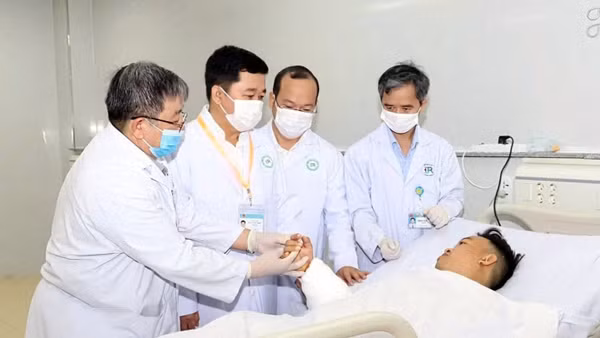 Lãnh đạo và bác sĩ trực tiếp phẫu thuật thăm hỏi bệnh nhân Đ.Q.T. (Ảnh: Bệnh viện Đa khoa Bà Rịa cung cấp)