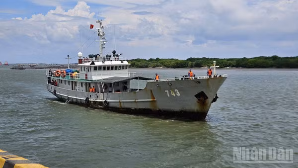 Tàu 743 đang cập cảng đưa theo ngư dân thoát chết sau 4 ngày trôi trên biển. (Ảnh: Lê Đình Thìn) 