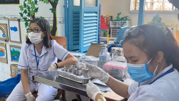 Nhân viên Trạm Y tế phường Phước Thắng đang lấy vaccine.