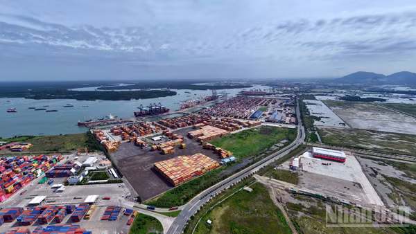Cảng Cái Mép-Thị Vải ở phường Tân Phước, hướng nhìn về Cái Mép Hạ (Ảnh: Lê Đình Thìn)