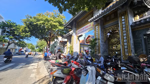 Cổng chùa Vạn Phường, đường Ba Cu, phường Vũng Tàu sáng 27/8, không còn cảnh bán chim phóng sinh như mọi năm. (Ảnh: LÊ ĐÌNH THÌN)