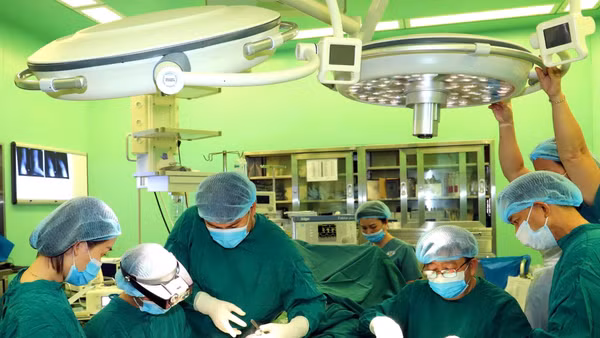 Hai ê-kíp của Bệnh viện đa khoa Bà Rịa thực hiện phẫu thuật cùng lúc hai bàn chân cho bệnh nhân. (Ảnh: Bệnh viện cung cấp)