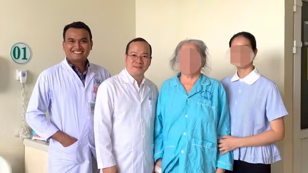 Bác sĩ Bệnh viện Bình Dân và Bệnh viện đa khoa Bà Rịa với nữ bệnh nhân sau khi được phẫu thuật ung thư vú. (Ảnh: Bệnh viện cung cấp)