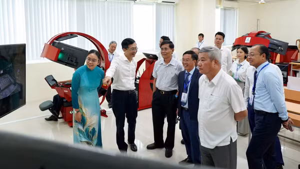 Ban Tổ chức và Ban Giám khảo tại cuộc thi. (Ảnh: Lê Đình Thìn).