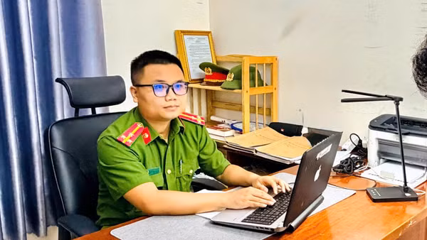 Công an làm việc với sinh viên bị "bắt cóc online". (Ảnh: Công an cung cấp)
