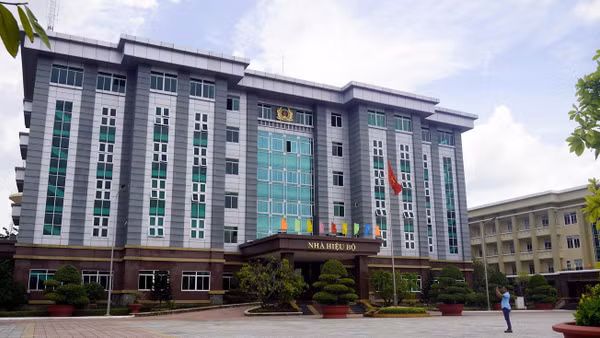 Nhà hiệu bộ, Trường Văn hóa Công an nhân dân V, Công an Thành phố Hồ Chí Minh. (Ảnh LÊ ĐÌNH THÌN).