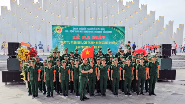 Trật tự viên du lịch của Thanh niên xung phong Thành phố Hồ Chí Minh ra mắt, chính thức đi vào hoạt động tại phường Vũng Tàu. (Ảnh: Đình Thìn)