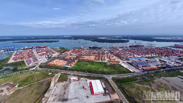 Cái Mép Hạ nhìn từ Cái Mép-Thị Vải.