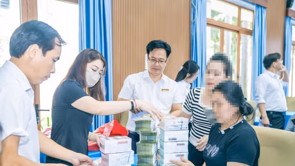 Một hộ dân nhận tiền đền bù tại dự án. (Ảnh: Phường Phú Mỹ cung cấp)