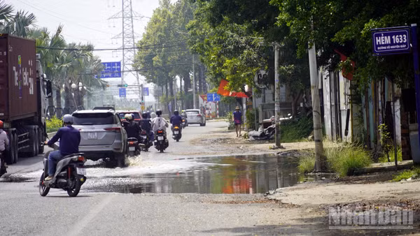 Quốc lộ 51 đoạn qua phường Phước Thắng hướng từ Bà Rịa đi Vũng Tàu (tức đường Võ Nguyên Giáp) còn ngập nước vào trưa 8/10. (Ảnh: LÊ ĐÌNH THÌN)