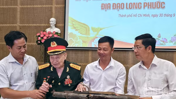 Đại tá Nguyễn Văn Tàu - Anh hùng lực lượng vũ trang nhân dân tặng kỷ vật kháng chiến cho bảo tàng. (Ảnh: LÊ ĐÌNH THÌN)