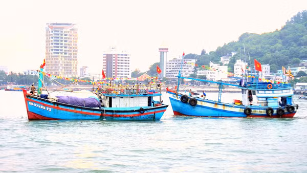 Ghe tàu của bà con ngư dân Vũng Tàu ra biển thực hiện nghi lễ rước linh vị Cá Ông. (Ảnh: LÊ ĐÌNH THÌN)
