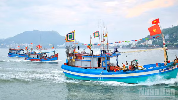 Đoàn ghe rước linh vị Cá Ông Nam Hải đi từ Bãi Trước ra Bãi Sau. (Ảnh: LÊ ĐÌNH THÌN)