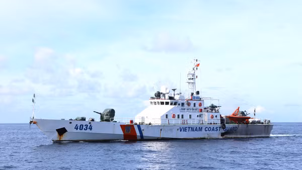 Tàu 4034 của Vùng Cảnh sát biển 3 đang thực hiện nhiệm vụ trên biển. (Ảnh: Cảnh sát biển cung cấp)