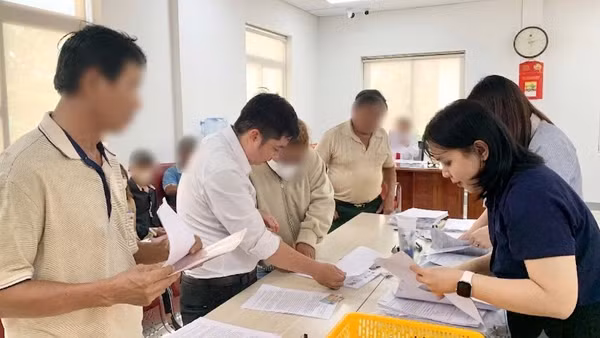 Người dân xã Châu Đức, Thành phố Hồ Chí Minh thực hiện thủ tục nhận tiền bồi thường, hỗ trợ. (Ảnh: LÊ ĐÌNH THÌN)