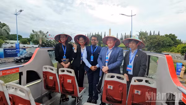 Khách quốc tế đến tham dự sự kiện Đối thoại Hữu nghị Thành phố Hồ Chí Minh lần thứ 3 năm 2026 chụp ảnh trên xe buýt 2 tầng đi tham quan Vũng Tàu. (Ảnh: Lê Đình Thìn) 