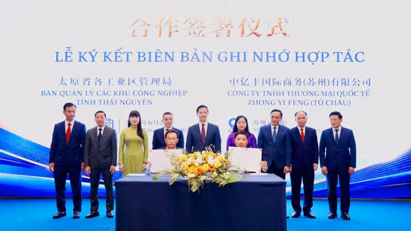 Ban quản lý các khu công nghiệp tỉnh Thái Nguyên và Công ty Trách nhiệm hữu hạn thương mại quốc tế Zhong Yi Feng (Trung Quốc) ký kết biên bản ghi nhớ hợp tác. (Ảnh: Ủy ban nhân dân tỉnh Thái Nguyên)