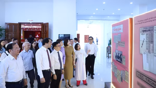 Các đại biểu tham quan trưng bày tại hội thảo. (Ảnh: TUẤN SƠN)