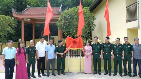 Các đại biểu thực hiện gắn biển cho di tích. (Ảnh: DUY ĐỨC)