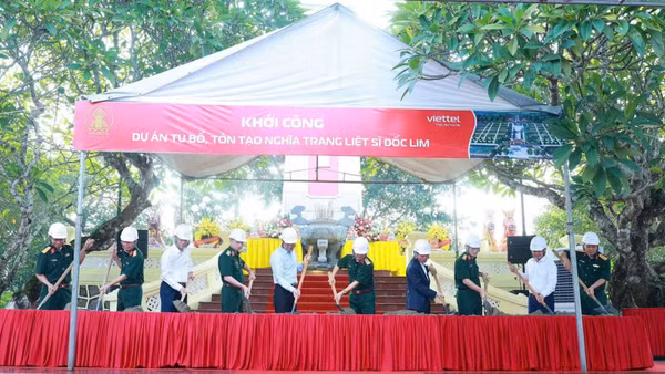 Các đại biểu thực hiện nghi thức động thổ. (Ảnh: DUY ĐỨC)