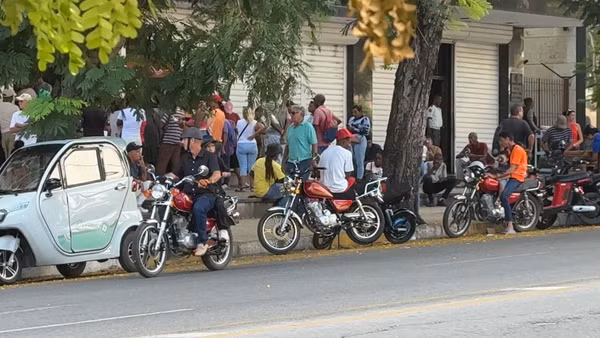 Người dân xếp hàng chờ giao dịch tại một chi nhánh ngân hàng ở thủ đô La Habana, Cuba. (Ảnh: TTXVN)
