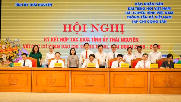 Tỉnh ủy Thái Nguyên và lãnh đạo các cơ quan thông tấn, báo chí Trung ương ký kết chương trình phối hợp. (Ảnh: BẢO LONG)