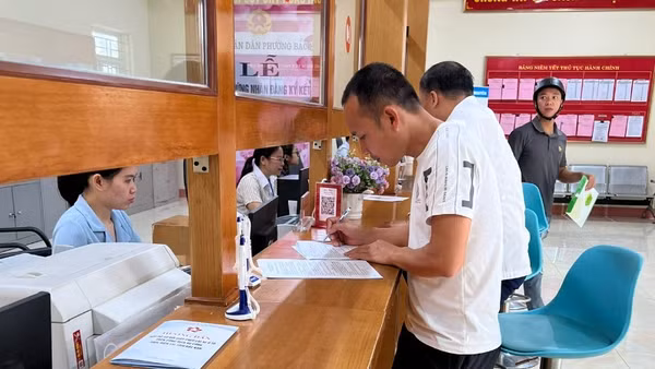 Hoạt động tại Trung tâm phục vụ hành chính công phường Bắc Kạn. (Ảnh: TUẤN SƠN)