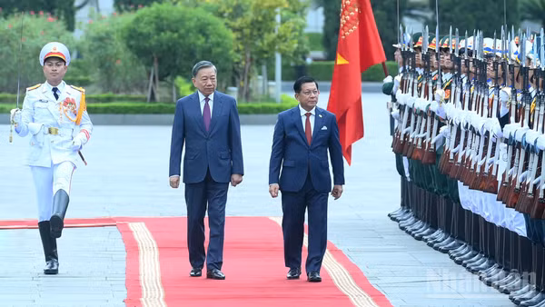 Tổng Bí thư, Chủ tịch nước Tô Lâm và Tổng thống Myanmar Min Aung Hlaing duyệt Đội danh dự Quân đội nhân dân Việt Nam tại Lễ đón. (Ảnh: ĐĂNG KHOA)