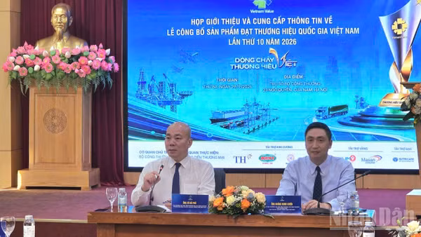 Cục trưởng Cục Xúc tiến thương mại Vũ Bá Phú và ông Hoàng Minh Chiến, Phó Cục trưởng Cục Xúc tiến thương mại chủ trì họp báo. (Ảnh: KIM DUNG)