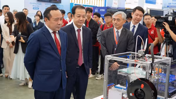 Lãnh đạo Bộ Khoa học và Công nghệ tham quan các gian hàng tại Lễ kỷ niệm hưởng ứng Ngày Chuyển đổi số quốc gia năm 2026. (Ảnh: Bộ Khoa học và Công nghệ)