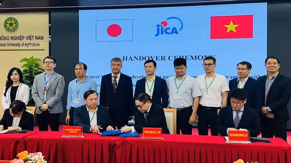 Đại diện JICA, VNUA và Toyo ký kết bàn giao hệ thống thiết bị máy móc. (Ảnh: ANH THƯ)