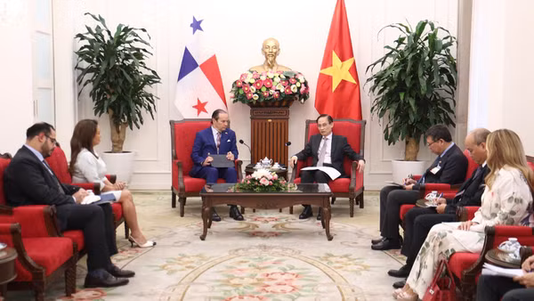 Bộ trưởng Ngoại giao Lê Hoài Trung tiếp Bộ trưởng Ngoại giao Panama Javier Eduardo Martínez-Acha Vásquez. (Ảnh: Bộ Ngoại giao Việt Nam)