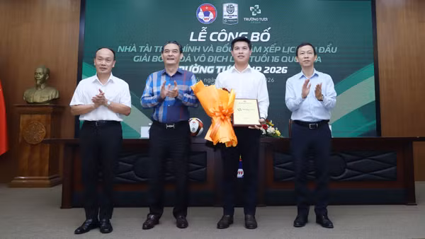 Đại diện lãnh đạo VFF và Tập đoàn Trường Tươi tại buổi lễ công bố nhà tài trợ giải.