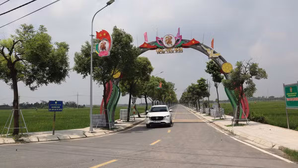 Qua xây dựng nông thôn mới, đường giao thông xã Hát Môn (Hà Nội) được xây dựng khang trang, hiện đại. (Ảnh Nguyễn Mai)