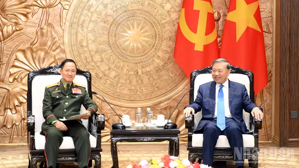 Tổng Bí thư, Chủ tịch nước Tô Lâm tiếp Đại tướng Khamlieng Outhakaisone, Ủy viên Bộ Chính trị Đảng Nhân dân Cách mạng Lào, Phó Thủ tướng, Bộ trưởng Quốc phòng Lào, tại Trụ sở Trung ương Đảng, ngày 14/10/2026. (Ảnh: ĐĂNG KHOA)