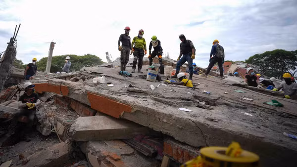 Lực lượng cứu hộ tìm kiếm nạn nhân sau động đất tại Cali, Colombia, ngày 12/8/2026. (Ảnh: THX/TTXVN)
