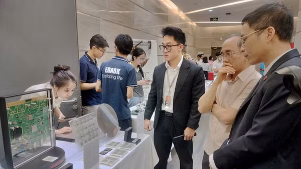Gian hàng giới thiệu về chip bán dẫn tại một sự kiện do Bộ Khoa học và Công nghệ tổ chức. (Ảnh: Thu Hằng)