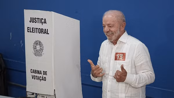 Tổng thống Brazil Lula da Silva bỏ phiếu tại một điểm bầu cử ở Sao Bernardo do Campo, Brazil, ngày 25/10/2026. (Ảnh: THX/TTXVN)