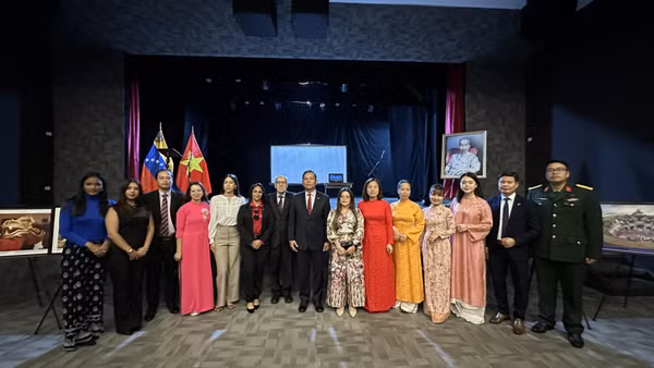 Các học giả, nhà nghiên cứu và cán bộ Đại sứ quán Việt Nam tại Venezuela chụp ảnh chung tại lễ kỷ niệm. (Ảnh: Đại sứ quán Việt Nam tại Venezuela)