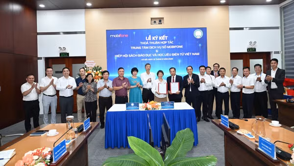 Đại biểu các đơn vị tham gia lễ ký kết. (Ảnh: ĐÌNH ANH)