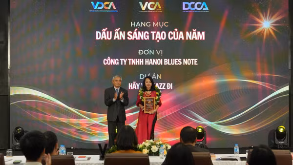 Chủ tịch Hội Truyền thông số Việt Nam Nguyễn Minh Hồng trao giải thưởng cho đại diện Dự án "Hãy yêu Jazz đi". (Ảnh: Ban tổ chức)