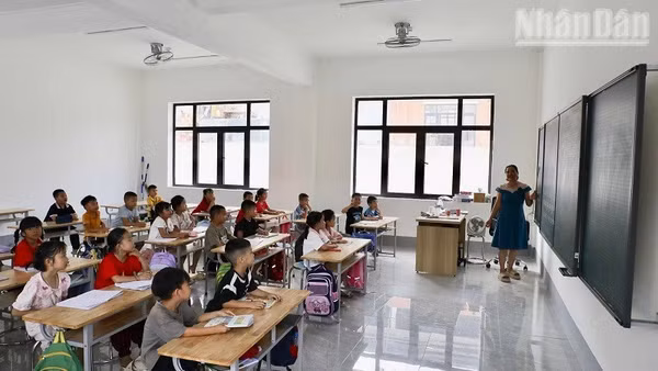 Từ 17/8, Trường nội trú liên cấp Thanh Nưa đã tổ chức tiếp nhận, dạy Tiếng Việt cho học sinh lớp 1 tại ngôi trường mới. (Ảnh: LÊ LAN)