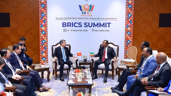 Thủ tướng Lê Minh Hưng gặp Thủ tướng Ethiopia Abiy Ahmed Ali. (Ảnh: TTXVN)