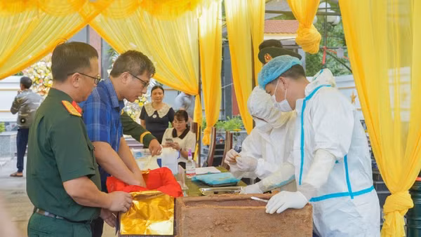 Thực hiện lấy mẫu hài cốt liệt sĩ tại Nghĩa trang liệt sĩ Yên Đổ, tỉnh Thái Nguyên. (Ảnh: DUY ĐỨC).