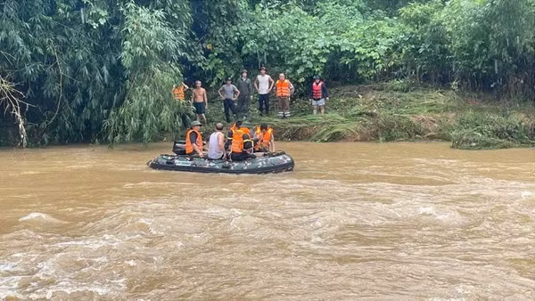 Lực lượng chức năng tìm kiếm cháu bé. (Ảnh: DUY ĐỨC)