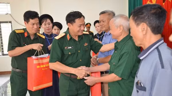Trung tướng Lê Văn Hướng tặng quà các gia đình chính sách. (Ảnh: DUY ĐỨC)