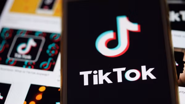 Ảnh minh họa: Biểu tượng TikTok trên màn hình điện thoại. (Ảnh: THX/TTXVN)